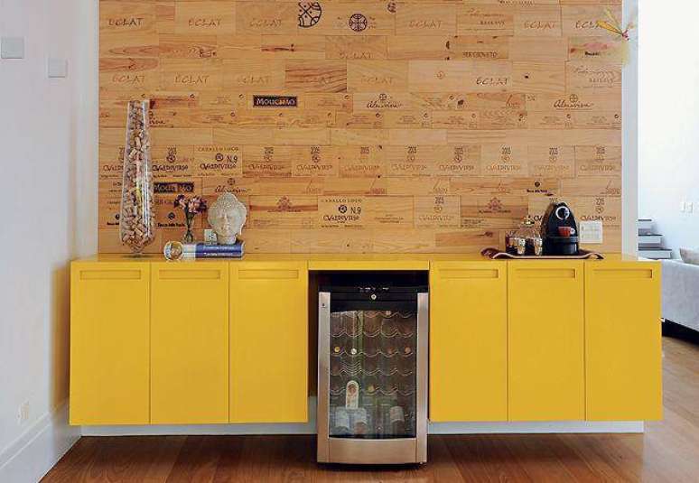 14. Esse ganhou espa&ccedil;o para uma pequena adega, que ficou encaixada no buffet para sala de jantar pequena. Fonte: Pinterest