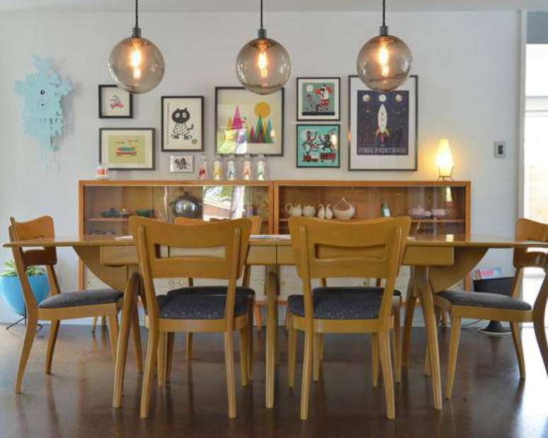 17. O vidro deu visibilidade para as utilidades dom&eacute;sticas&nbsp;guardadas dentro do buffet para sala de jantar. Fonte: Pinterest