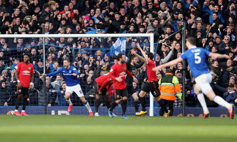 Jogadores do Everton comemoram gol contra o Manchester United
01/03/2020
Action Images via Reuters/Carl Recine