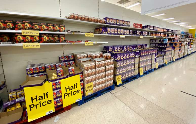 Ovos de Páscoa em supermercado em Hemel Hempstead, no Reino Unido
08/04/2020 REUTERS/Paul Childs