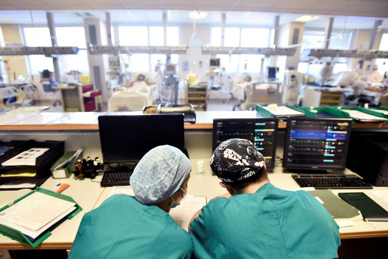 Funcionários de hospital em unidade de terapia intensiva em Varese, na Itália
09/04/2020
REUTERS/Flavio Lo Scalzo