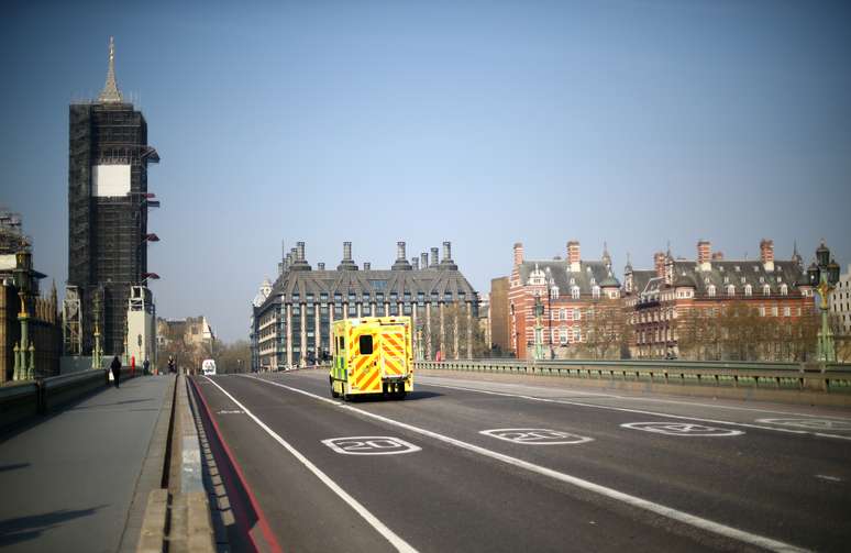 Ambulância passa pela ponte Westminster, em Londres
09/04/2020
REUTERS/Hannah McKay