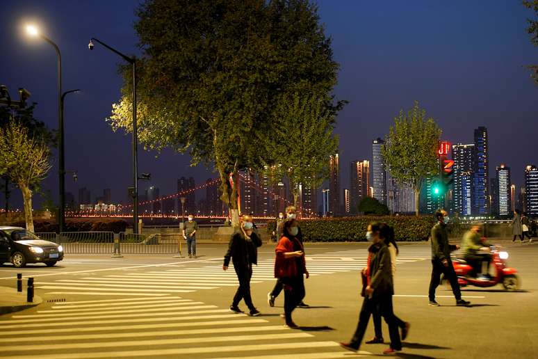 Pessoas usando máscaras de proteção em Wuhan
08/04/2020 REUTERS/Aly Song   
