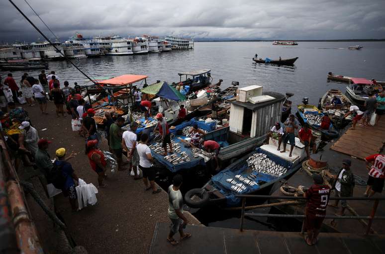 Pessoas observam peixes durante feira em Manaus, durante a pandemia de coronavirus. 4/4/2020. REUTERS/Bruno Kelly