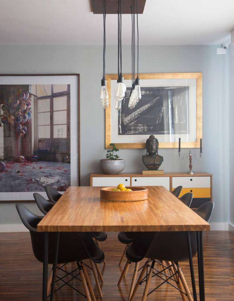 11. O buffet para sala de jantar vintage com gavetas&nbsp;de cores diferentes d&aacute; um charme extra &agrave; decora&ccedil;&atilde;o. Fonte: Pinterest