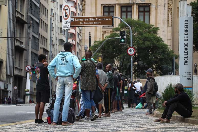 A Associação Franciscana de Solidariedade (Sefras), fundada pela Província Franciscana da Imaculada Conceição do Brasil, serve comida para moradores de rua no Largo São Francisco, centro de São Paulo