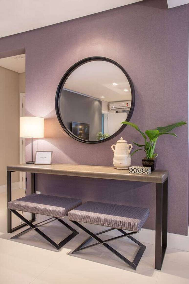 31. Aparador simples com espa&ccedil;o para puffs e espelho decorativo &ndash; Via: Casa de Valentina