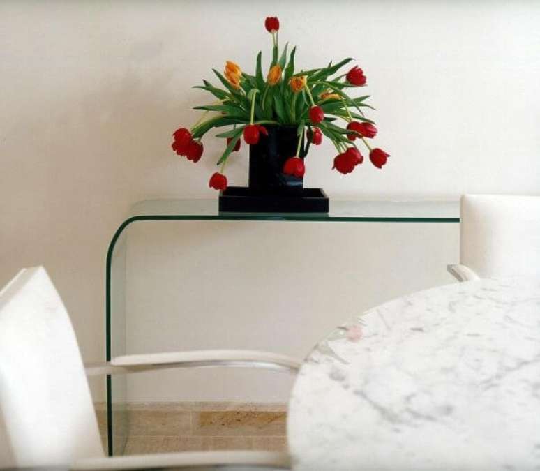 35. Aposte no aparador para sala de vidro para ter um ambiente clean &ndash; Via: Brunete Fraccaroli