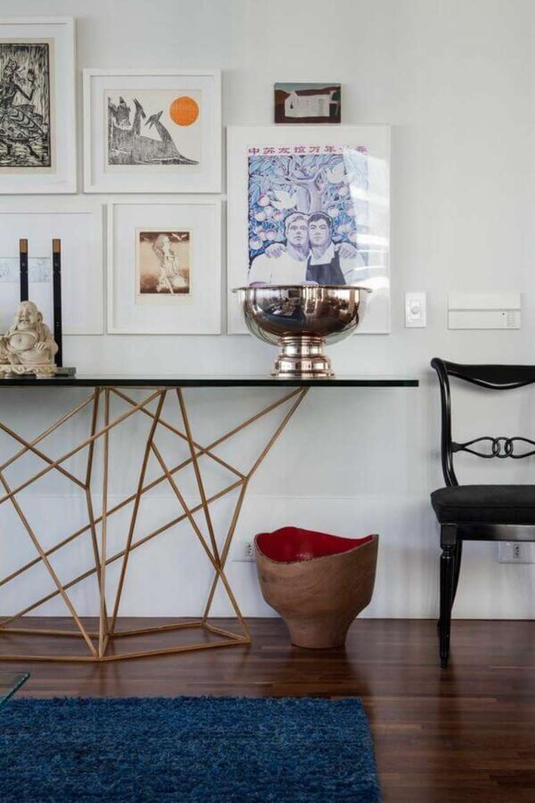 36. Aparador para sala de estar com vidro e ferro &ndash; Via: Oleg&aacute;rio de S&aacute; Gilberto Cionei