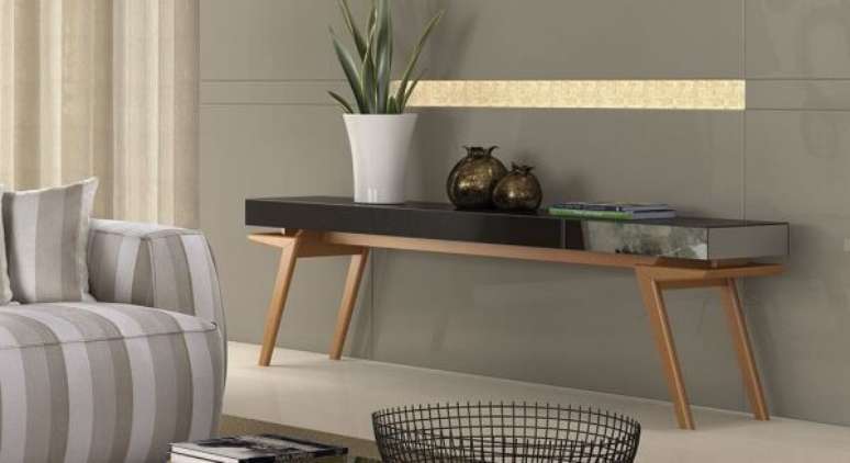 39. Decore o ambiente com o aparador preto para sala &ndash; Via: Pinterest