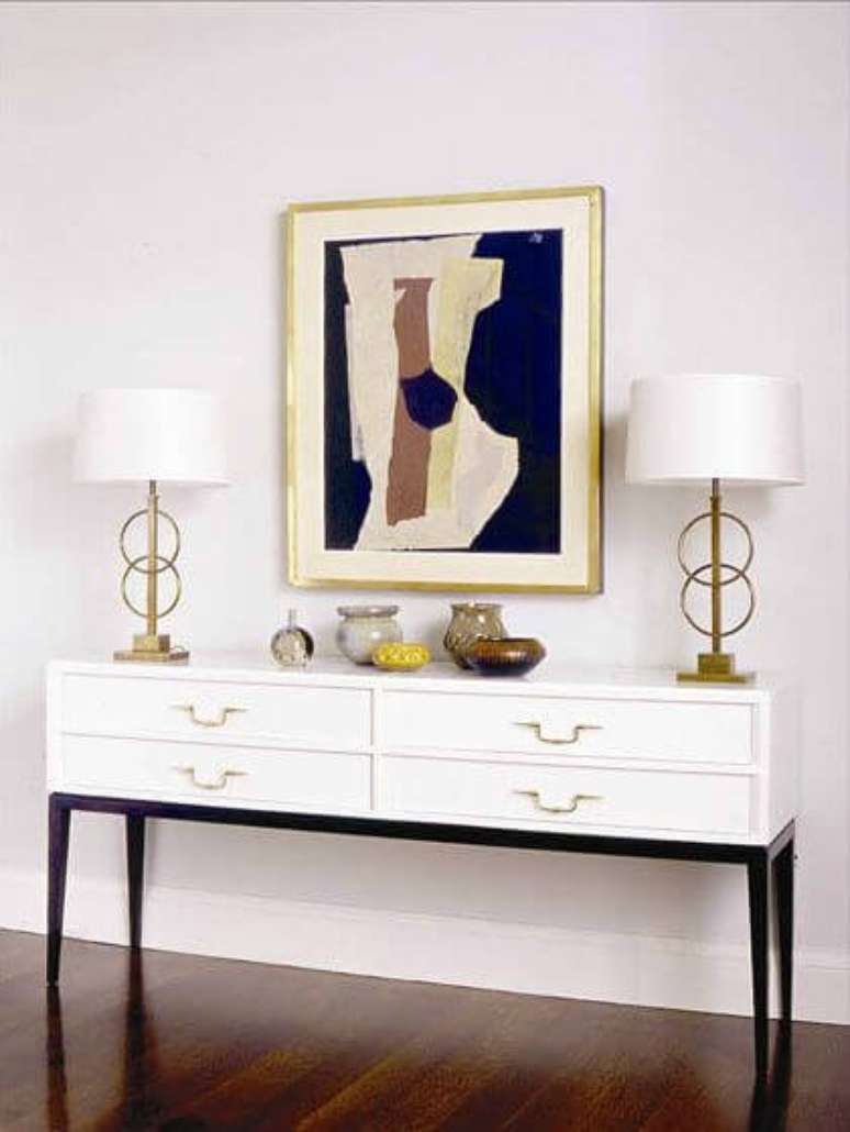 45. Aparador para sala branco e cl&aacute;ssico -Via: Pinterest