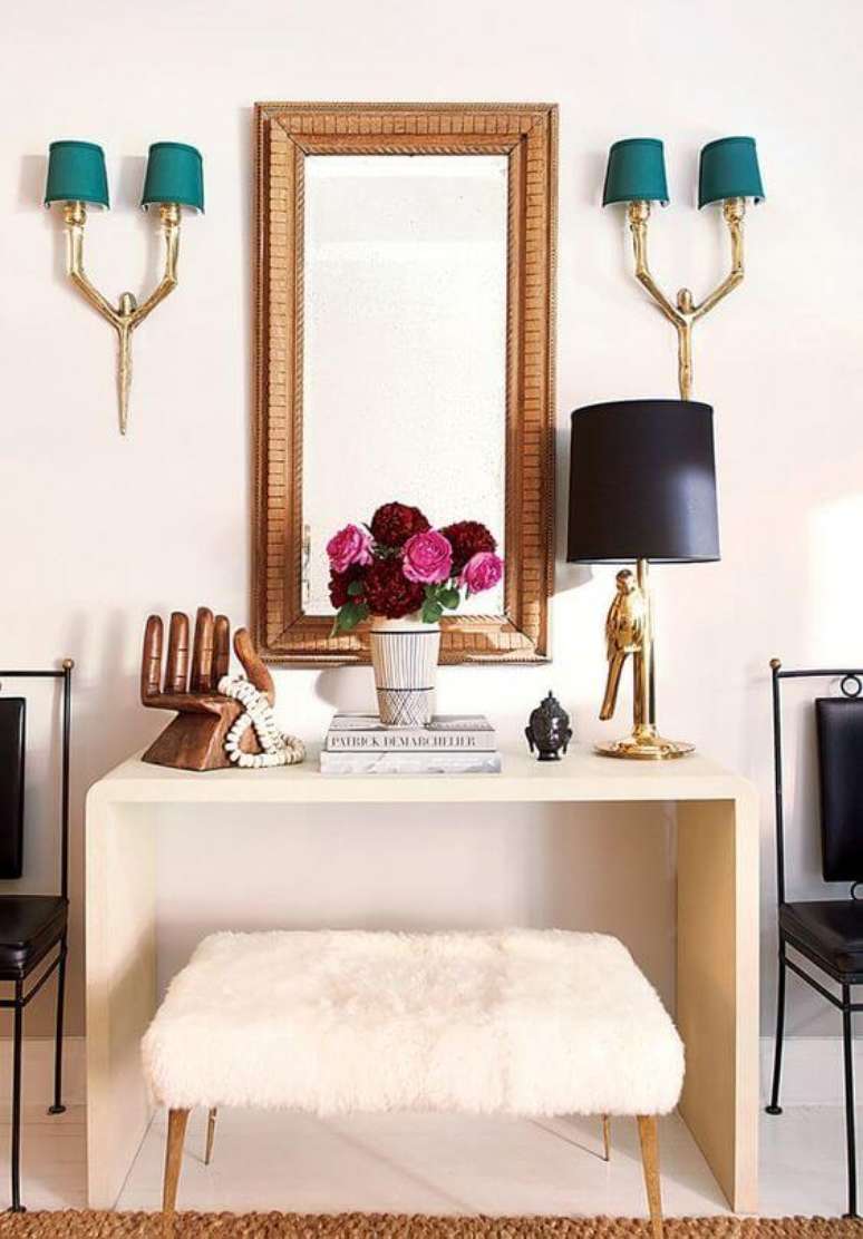 52. Aparador para sala clean decorada com espelho e pendentes – Via: Pinterest