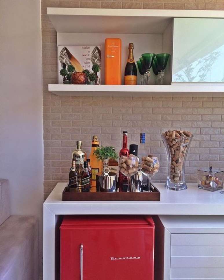 7. Aparador bar para sala com frigobar abaixo – Via: Pinterest