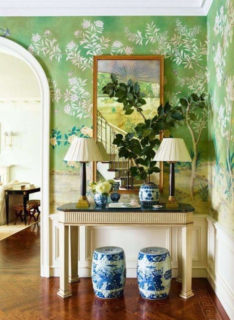 60. Use o aparador para sala neutro para combinar com o papel de parede &ndash; via: Pinterest