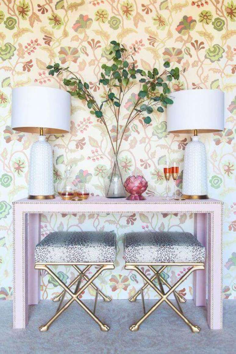 64. Aparador para sala cor de rosa &ndash; via: Pinterest