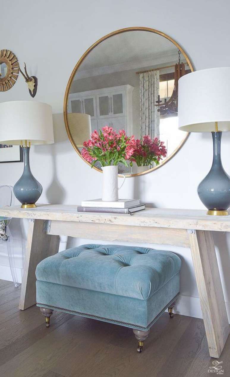 69. Aparador para sala de estar com puff azul combinando &ndash; Via: Pinterest