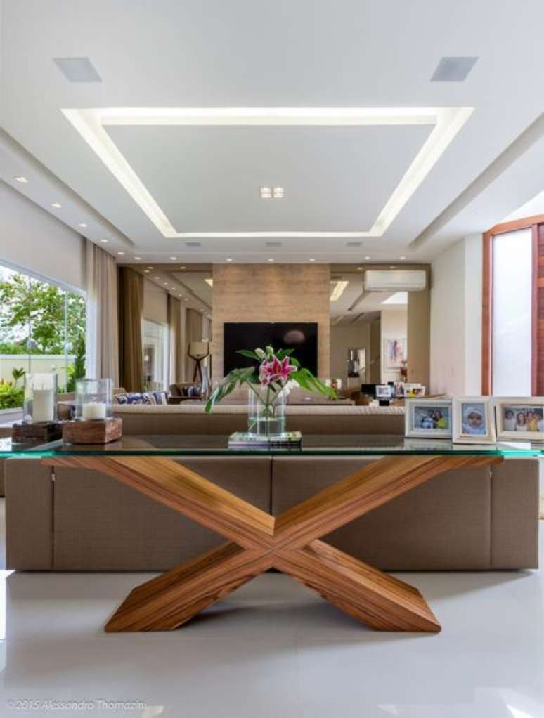 65. Aparador para sala de estar de vidro e madeira &ndash; Via: Pinterest