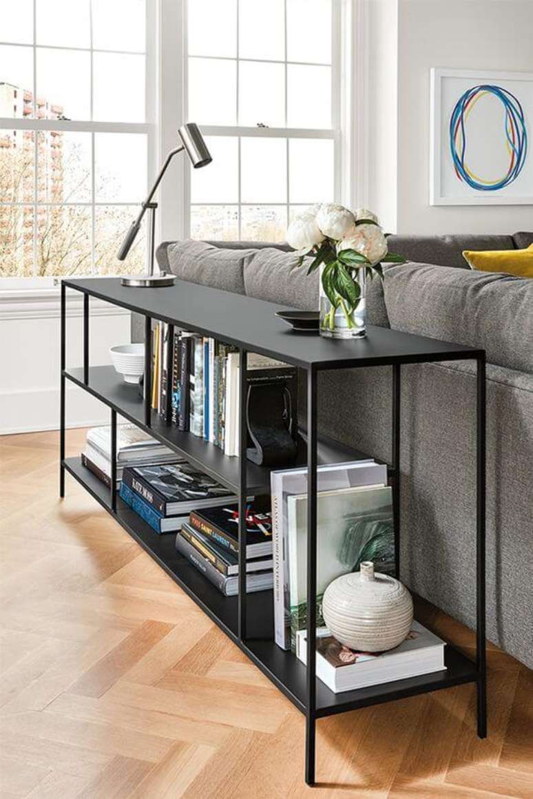 10. Aparador para sala de ferro preto com sof&aacute; cinza &ndash; Via: Pinterest