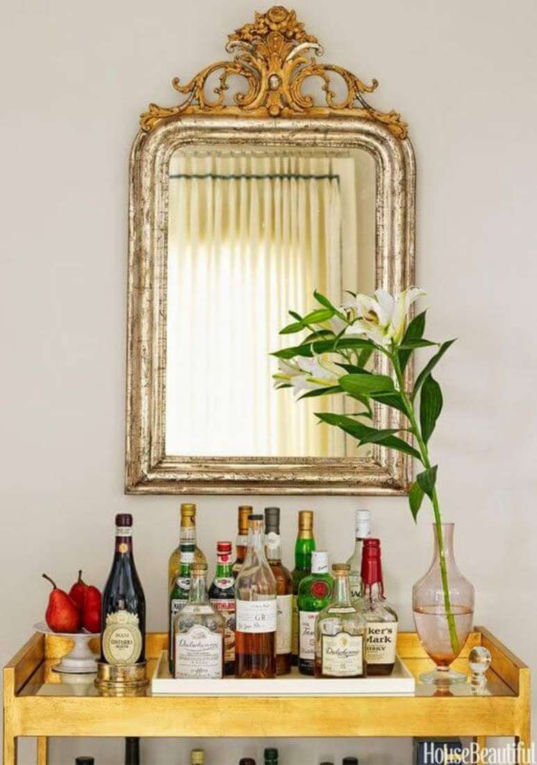 76. Aparador para sala de ferro com espelho dourado &ndash; Via: Pinterest