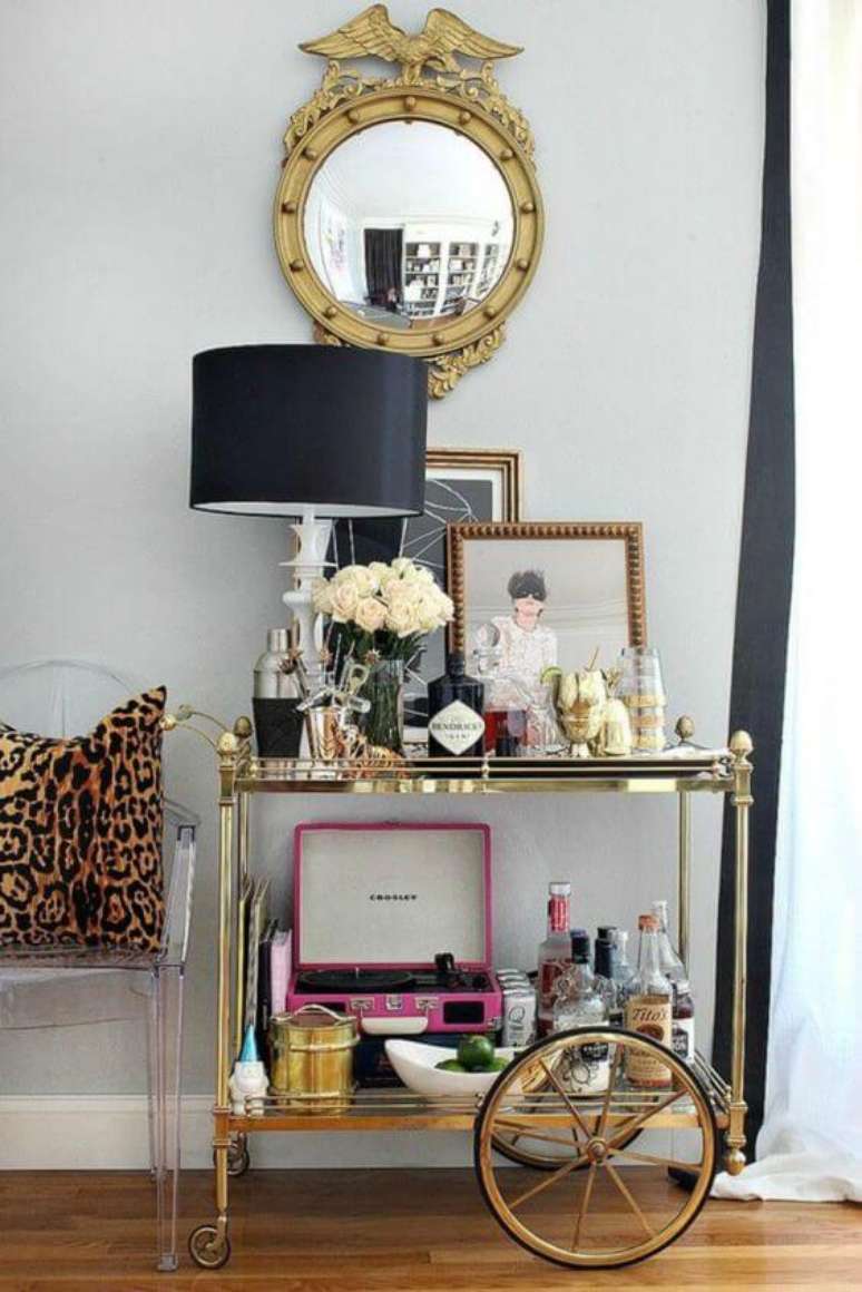 6. Aparador bar para sala de estar dourado &ndash; Via: Pinterest