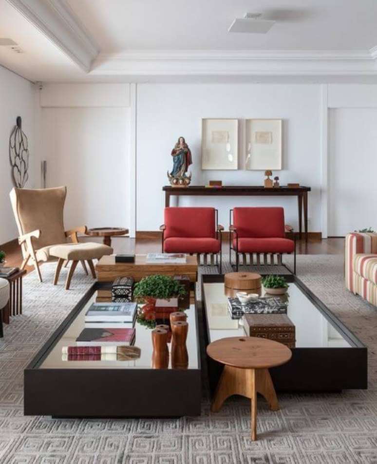 82. Aparador para sala de estar com objetos de decora&ccedil;&atilde;o variados &ndash; Via: Pinterest