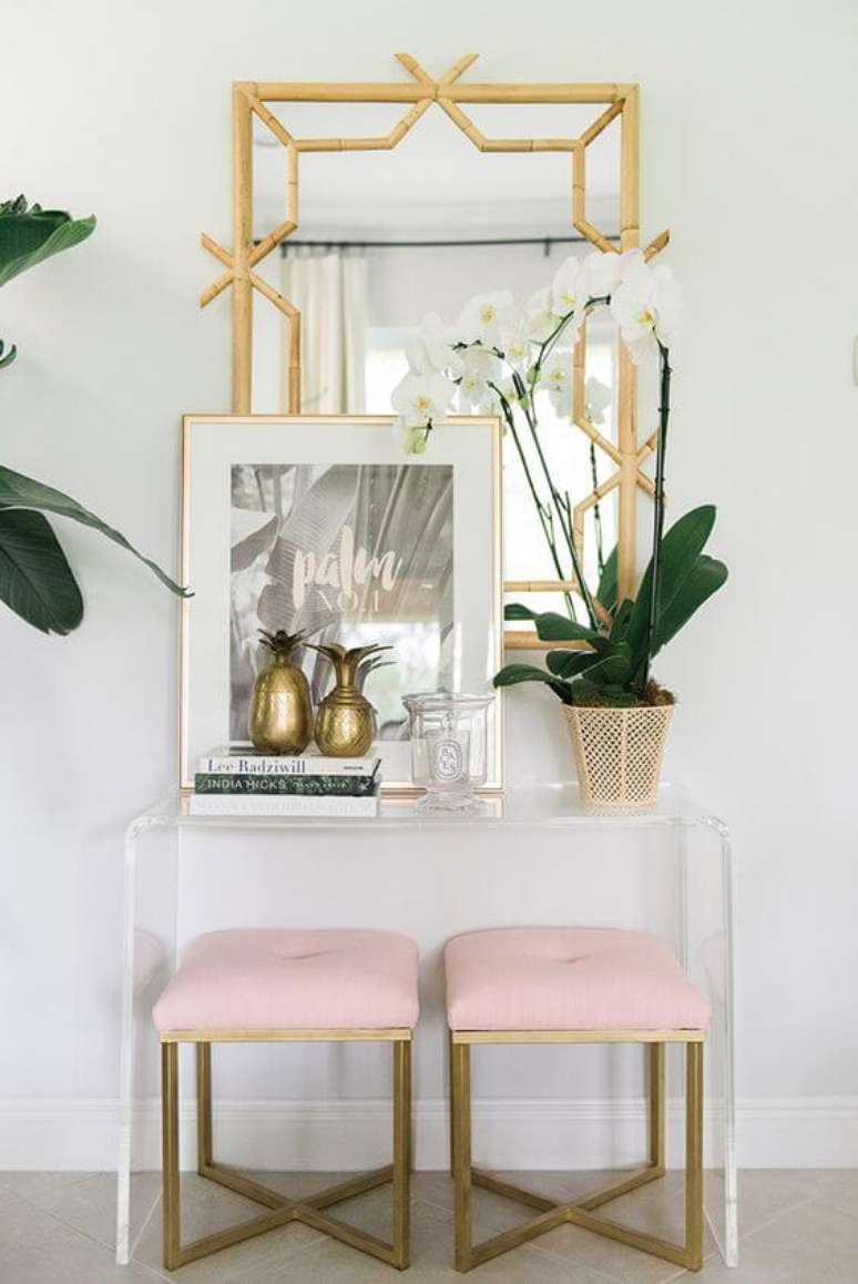 2. Aparador para sala de vidro com detalhes em dourado na decoração – Via: Pinterest