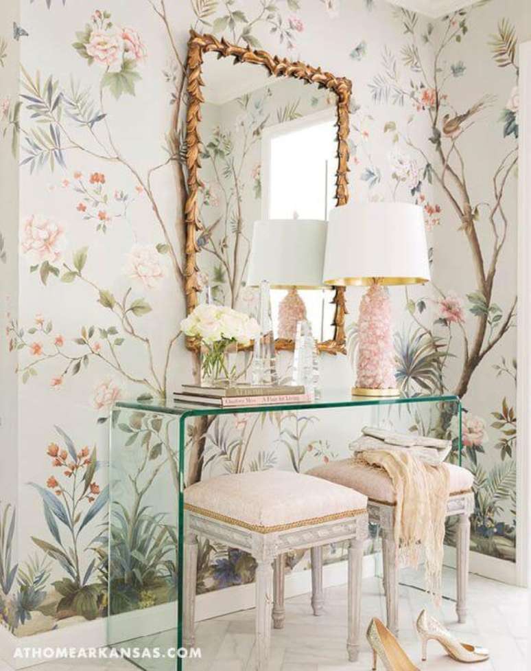 9. Aparador de vidro para sala com detalhes cor de rosa &ndash; Via: Pinterest