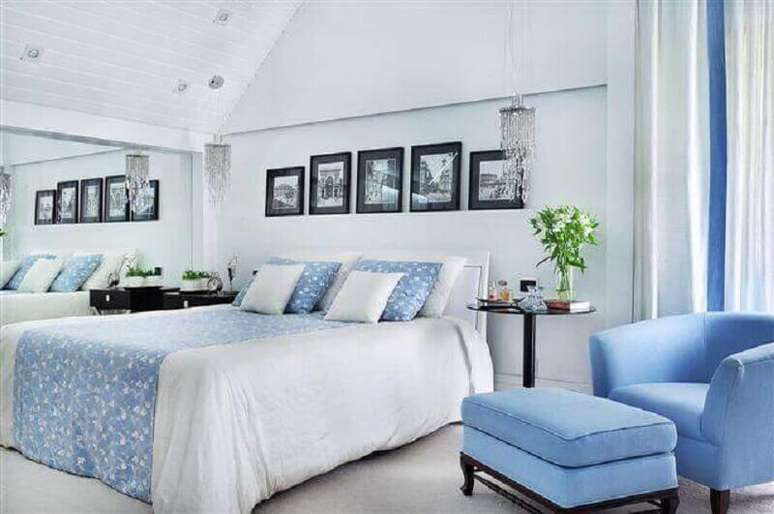 9. Ideia para apartamento decorado com quarto de casal azul e branco – Foto: Patricia Covolo