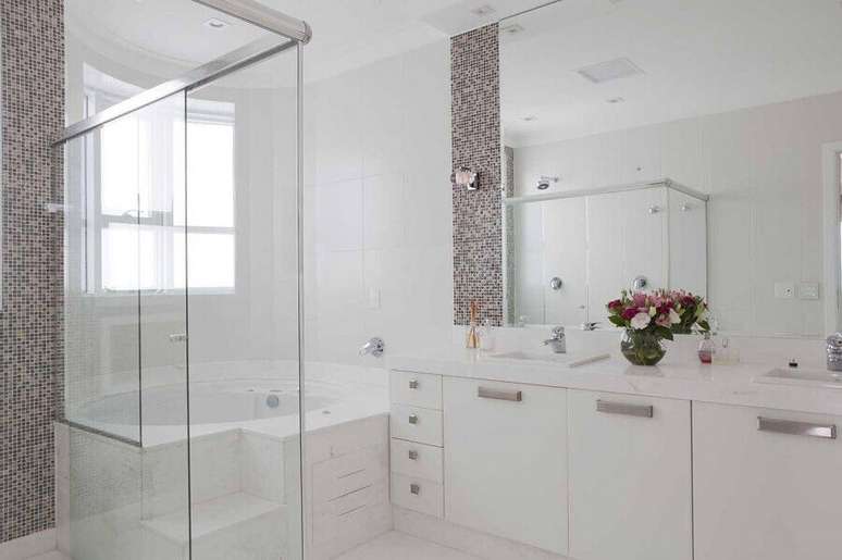 11. O banheiro de apartamento decorado pode at&eacute; ter banheira, caso tenha um pouco mais de espa&ccedil;o &ndash; Foto: Erica Salguero