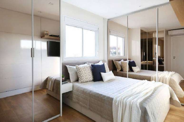 12. O guardar roupa espelhado pode ajudar na sensação de amplitude para o quarto de apartamento pequeno decorado – Foto: Bianchi E Lima