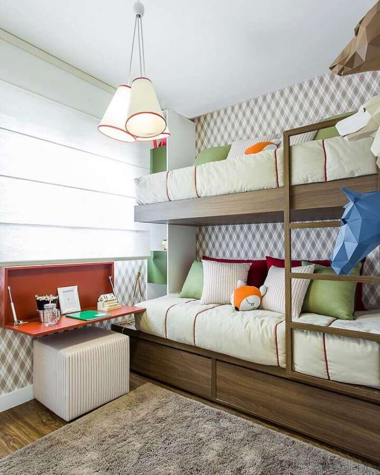 6. Quarto de apartamento decorado com bicama planejada – Foto: Sesso e Dalanezi Arquitetura