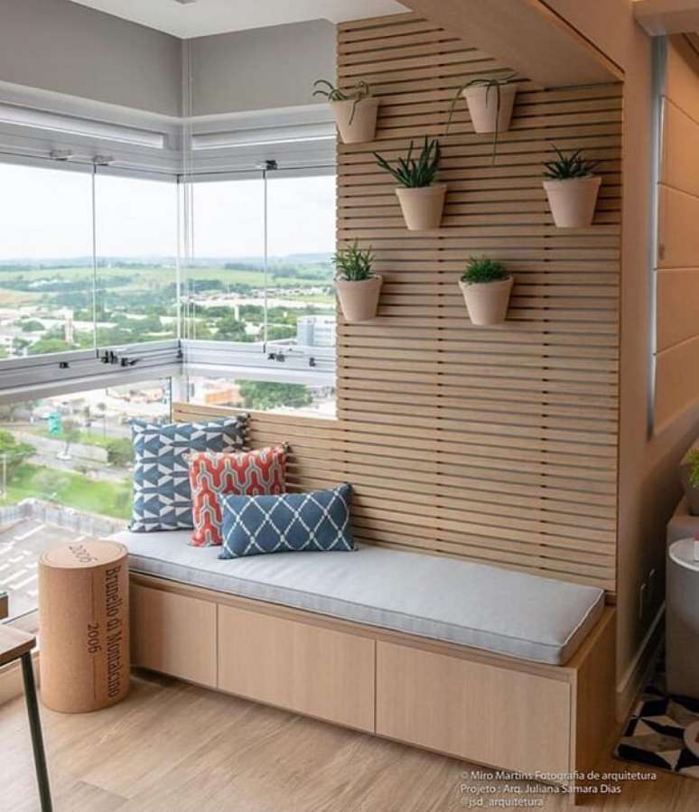 66. Um banco de madeira confortável na varanda é uma ótima opção de relaxamento – Foto: Via Pinterest