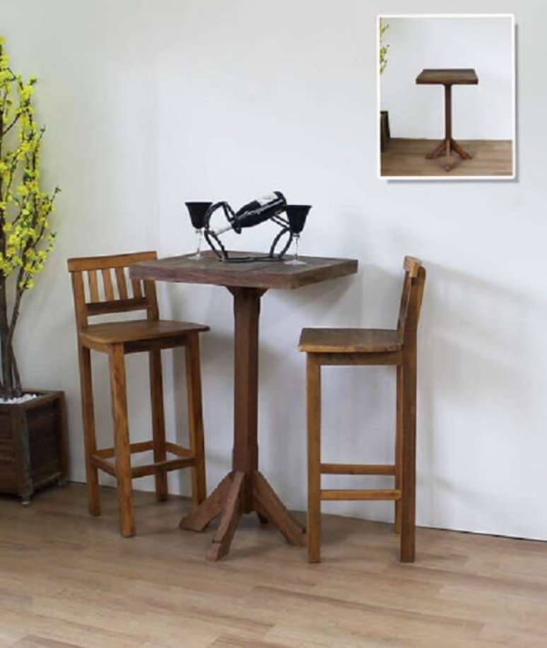 34. Banco de madeira rústico alto é ótimo para acompanhar uma mesa alta – Foto: Via Pinterest