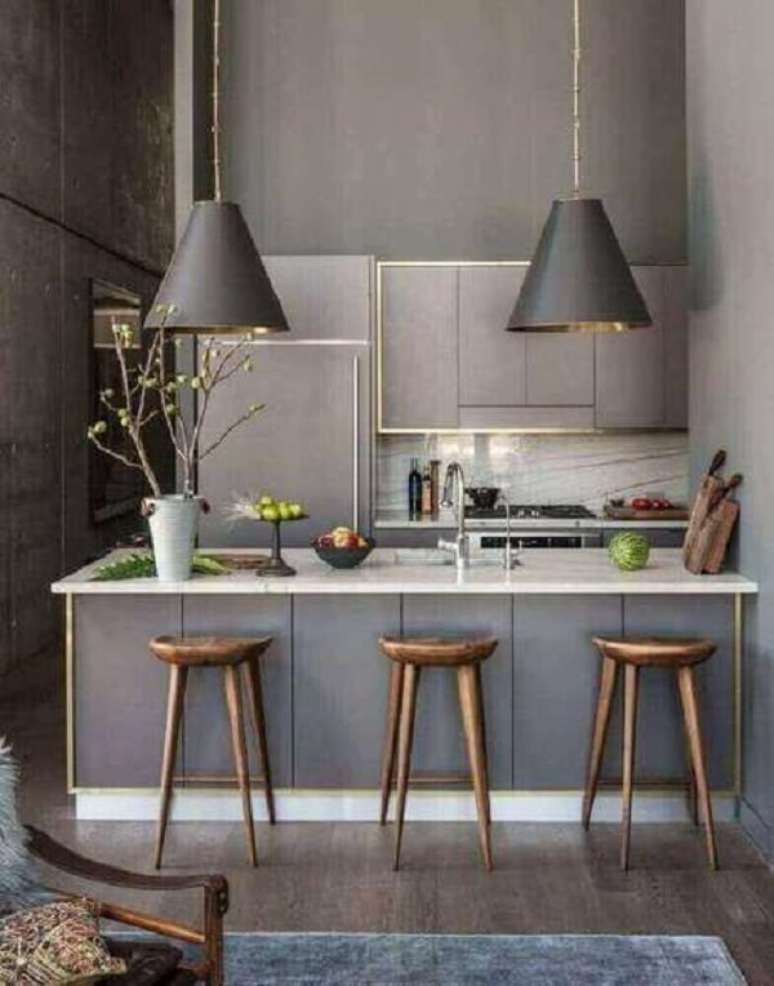 31. Bancos de madeira altos para cozinha ficam ótimos com uma decoração moderna – Foto: Terra