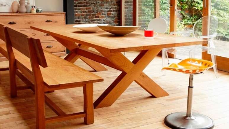 24. Mesa e banco de madeira são ótimos em qualquer cozinha – Foto: Westwing