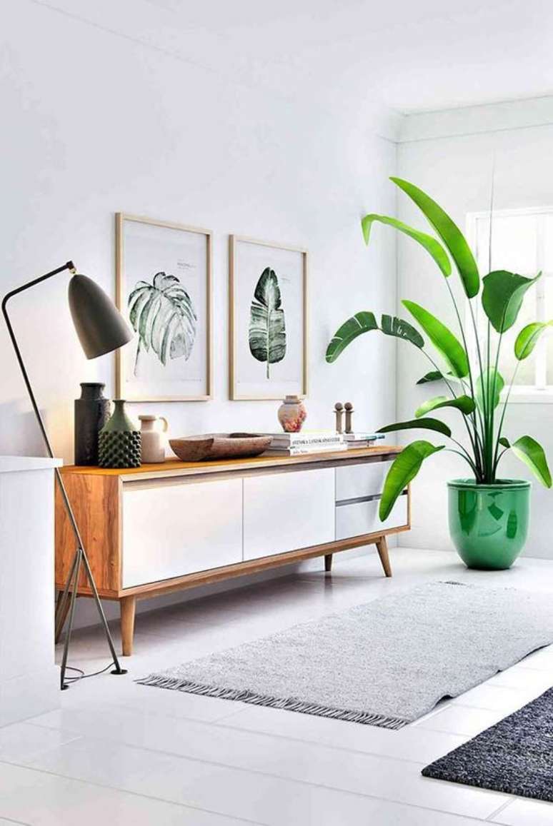 102. Aparador para sala branco decorado com plantas – via: Pinterest