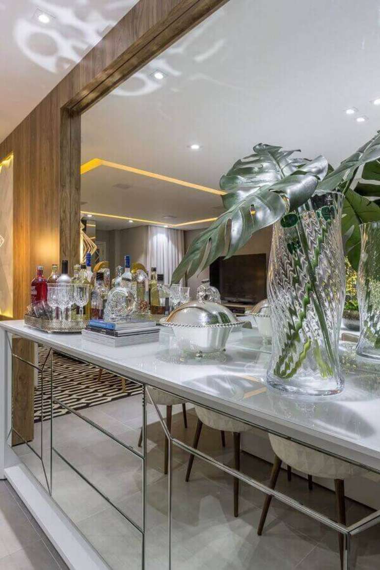 103. Buffet aparador para sala com espelho &ndash; via: Pinterest
