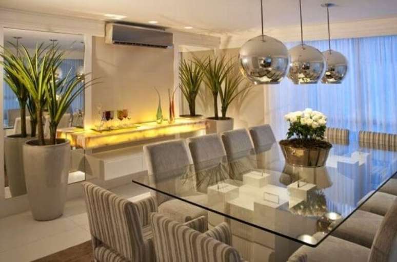 70. Buffet com acabamento em m&aacute;rmore iluminado encanta a decora&ccedil;&atilde;o do ambiente. Fonte: Pinterest