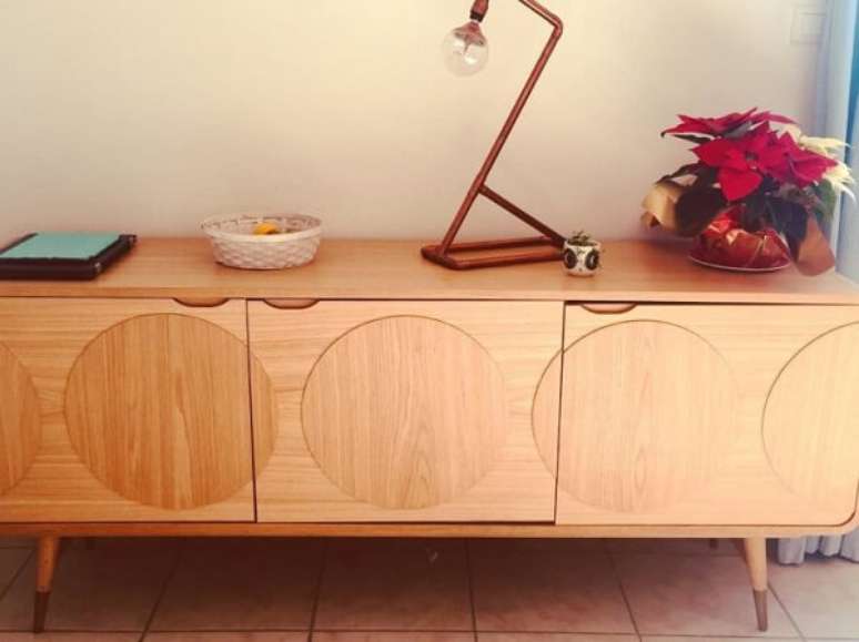 71. Buffet com detalhes em c&iacute;rculos que chamam a aten&ccedil;&atilde;o. Fonte: Geraldine