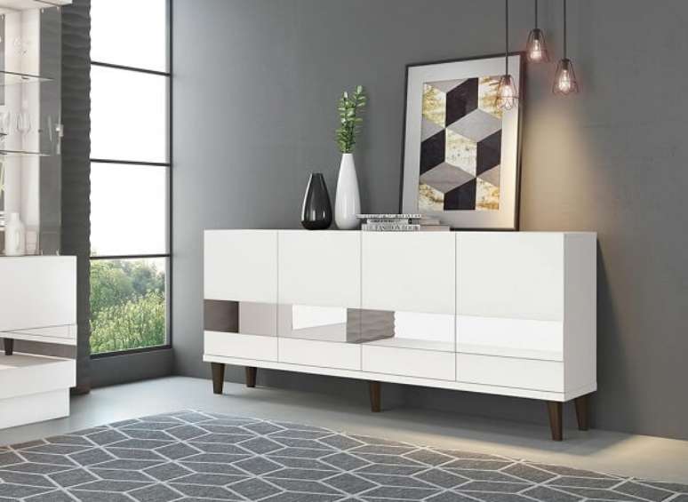 72. Buffet para sala de jantar branco com detalhe espelhado. Fonte: Pinterest