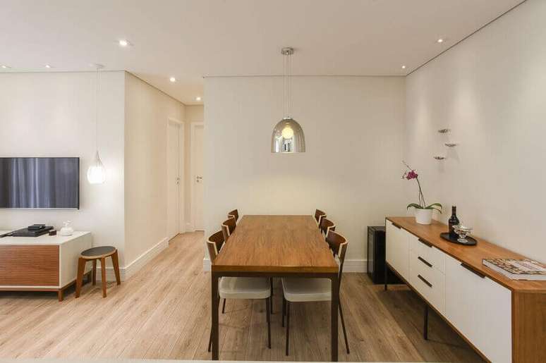 35. Decora&ccedil;&atilde;o simples com buffet para sala de jantar combinando perfeitamente com os demais m&oacute;veis da sala. Projeto de TT Interiores