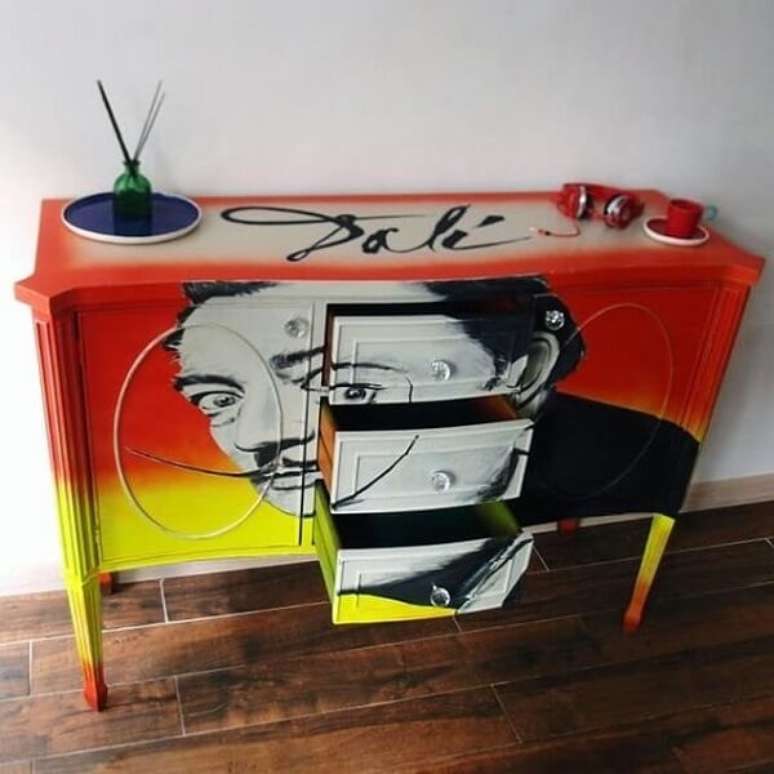 66. Buffet para sala de jantar divertido com desenho de Salvador Dal&iacute;. Fonte: Mafo Art D&acute;Esign