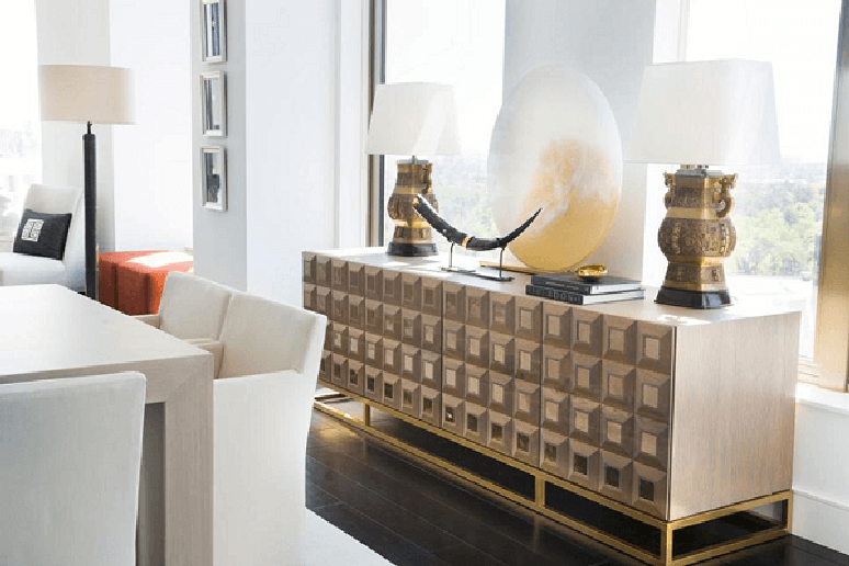 62. Buffet para sala de jantar moderno com p&eacute;s dourados. Fonte: Pinterest