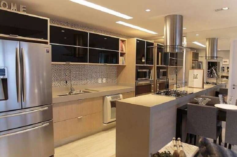 21. Apartamento decorado com espelho ao fundo d&aacute; a impress&atilde;o de ambientes maiores &ndash; Foto: Danyela Correa