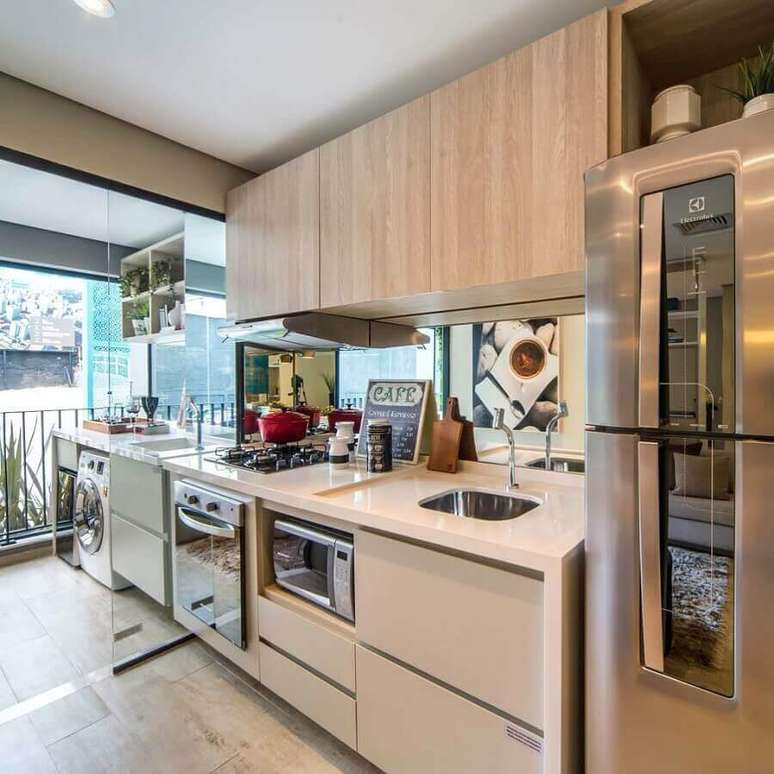 5. Invista em cores claras e móveis planejados para a cozinha de apartamento decorada – Foto: Webcomunica