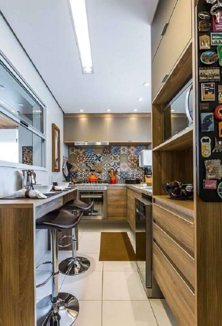 22. A cozinha compacta, comum na decoração de apartamento pequeno, deve ser projetada com móveis planejados – Foto: By Arquitetura