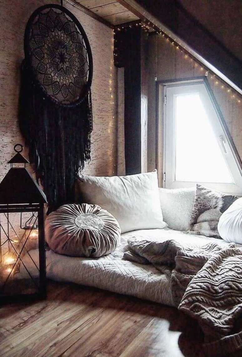 15. Decoração com estilo boho para quarto com grande filtro dos sonhos preto – Foto: We Heart It