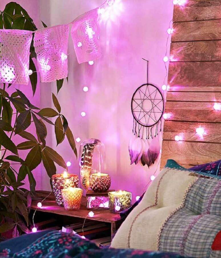 24. Ambiente decorado com pequeno filtro dos sonhos e cordão de luz – Foto: Uma Hippie Artesanato