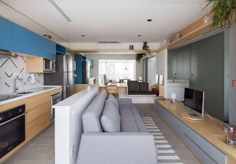 28. Apartamento decorado pequeno com todos os ambientes integrados por m&oacute;veis planejados &ndash; Foto: Minha Casa
