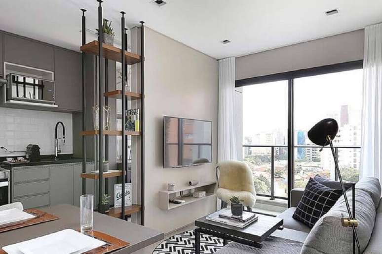 31. Sala de apartamento decorada moderna em tons de cinza com estante de prateleiras de madeira – Foto: Home Fashion Trend